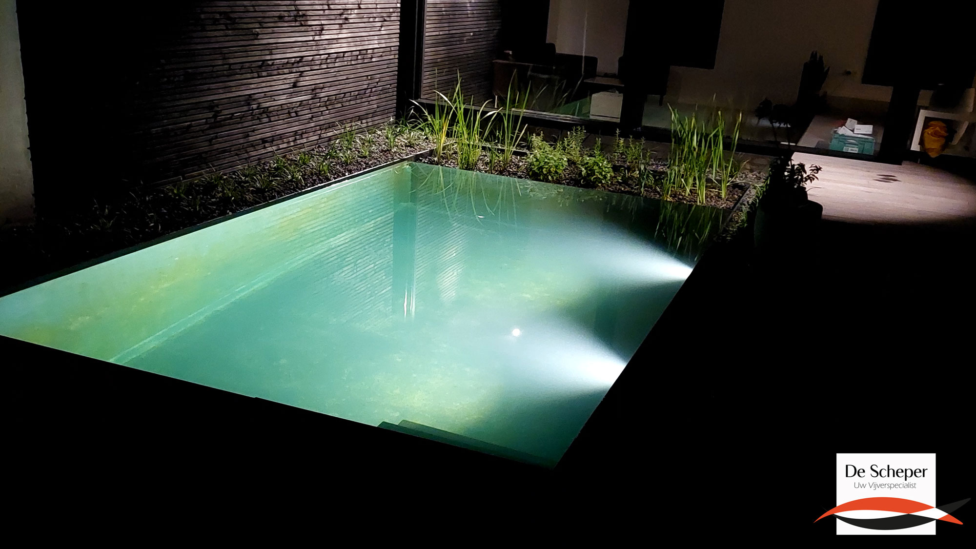 Comfortabel Zwemgedeelte met Inbouwverlichting Prefab zwemvijver met comfortabel en onderhoudsvriendelijk zwemgedeelte in moderne tuin.