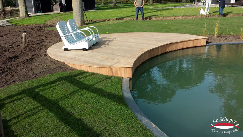 Detail van Ronde Zwemvijverbak Close-up van uniek prefab bak met organische vormen en waterinlaat voor maatwerk zwemvijver.