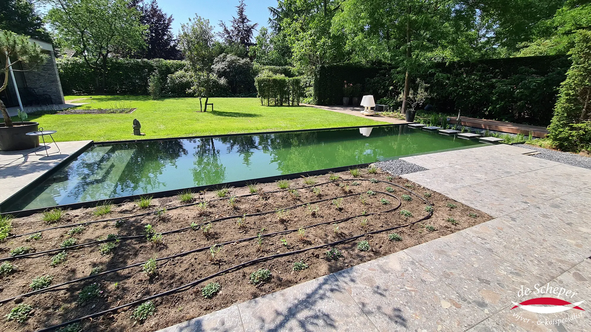 Zwemvijver met geïntegreerde technische installatie